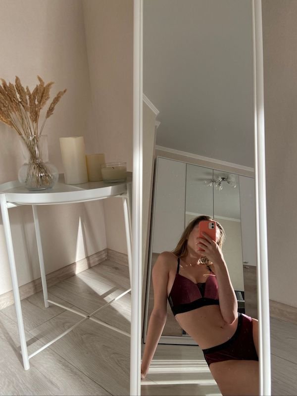 Selfie Girls (33 pics)