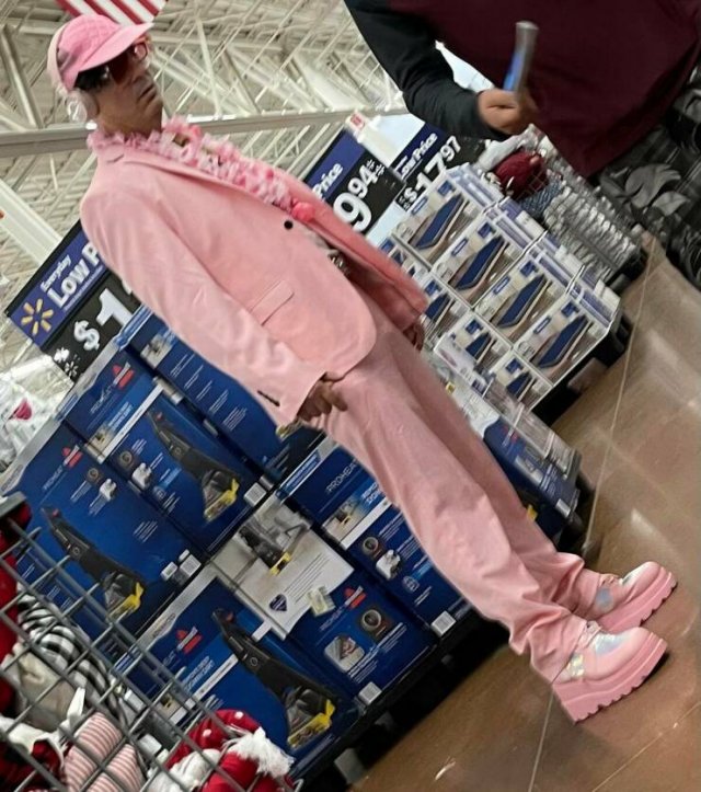 Strange And Funny People In Shops (34 pics)