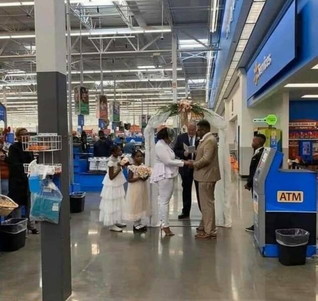 Strange And Funny People In Shops (34 pics)