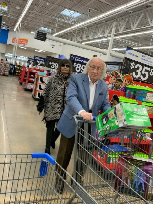Strange And Funny People In Shops (34 pics)