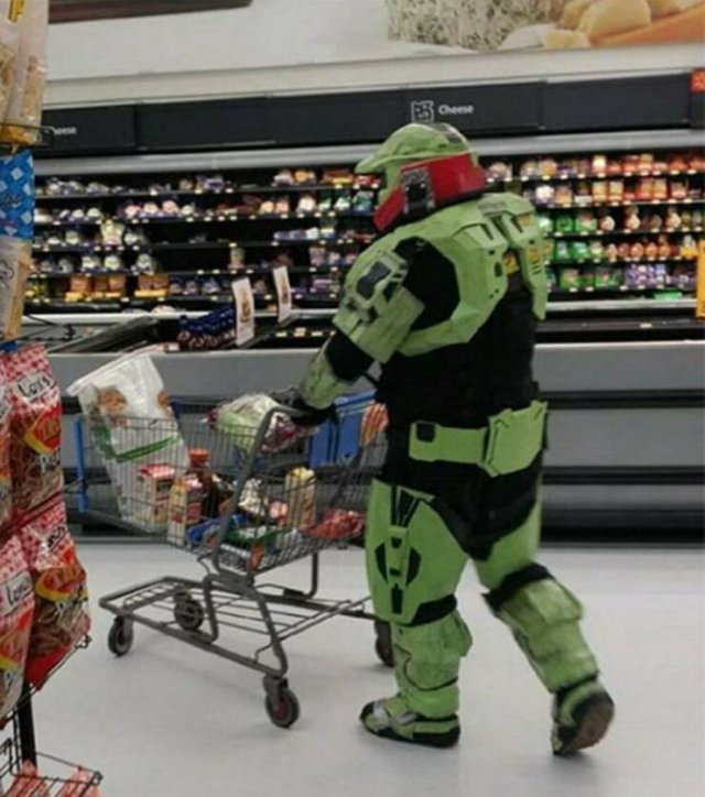 Strange And Funny People In Shops (34 pics)