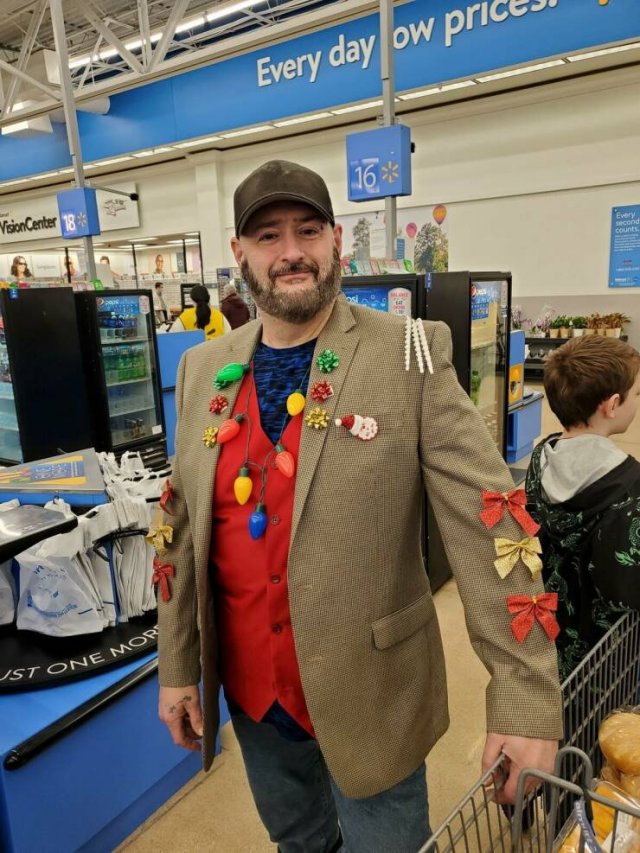 Strange And Funny People In Shops (34 pics)