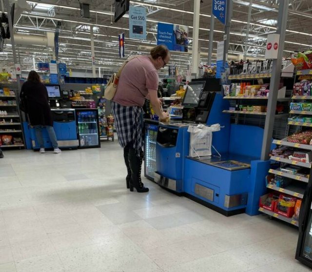 Strange And Funny People In Shops (34 pics)