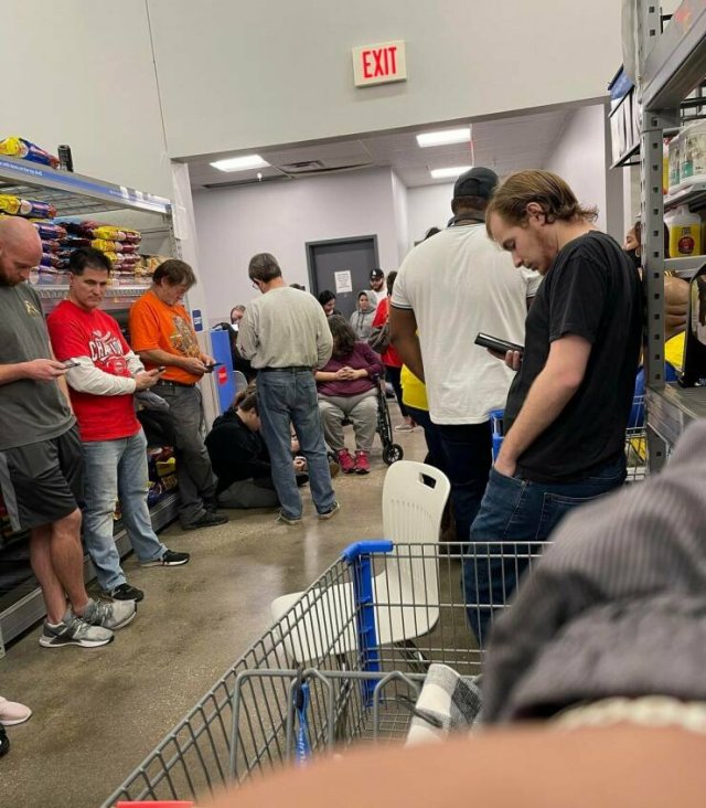 Strange And Funny People In Shops (34 pics)