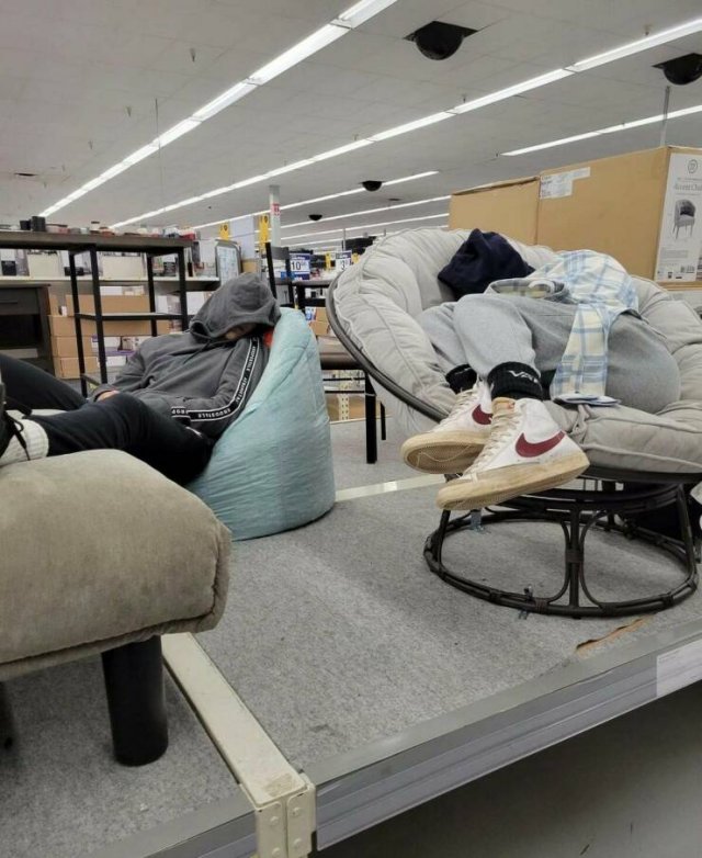 Strange And Funny People In Shops (34 pics)