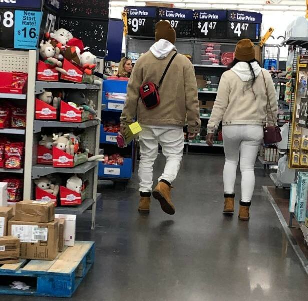 Strange And Funny People In Shops (34 pics)