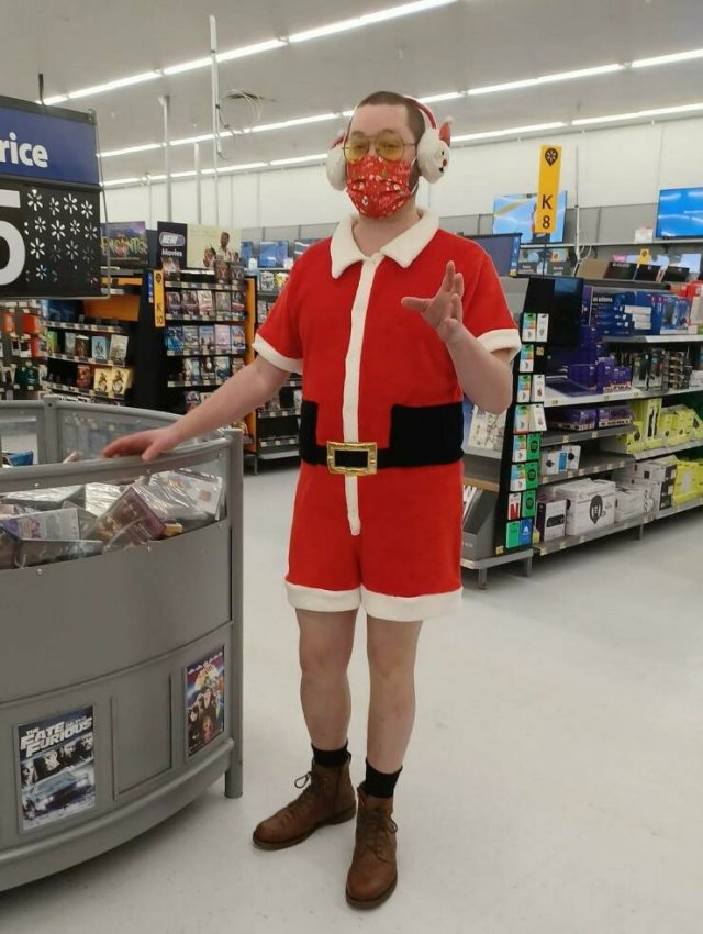 Strange And Funny People In Shops (34 pics)