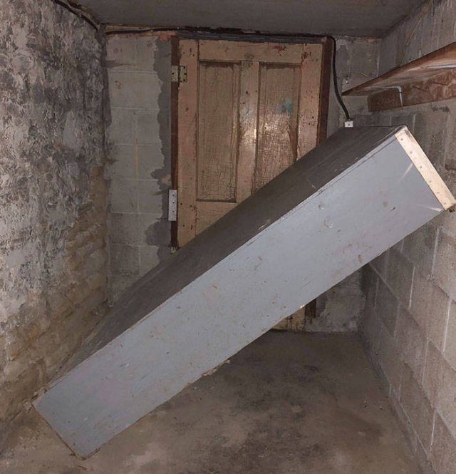 Creepy Finds In New Houses (36 pics)