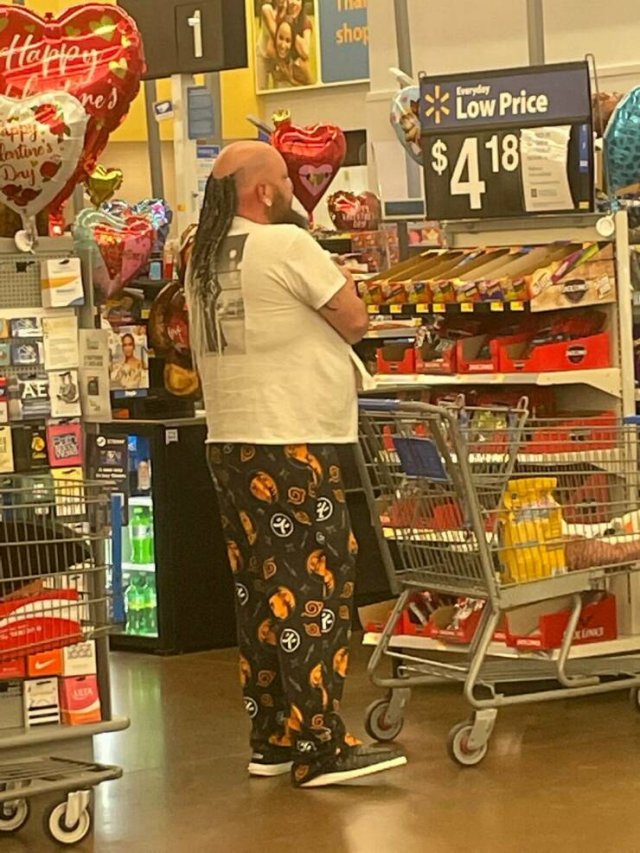 Strange And Funny People In Shops (34 pics)
