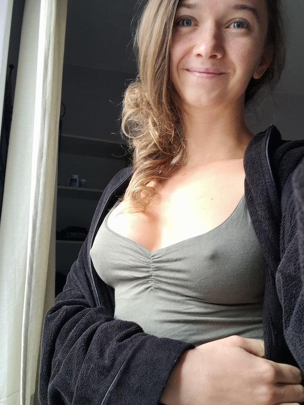 Braless Girls (30 pics)