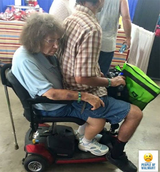 Odd People In Stores (47 pics)