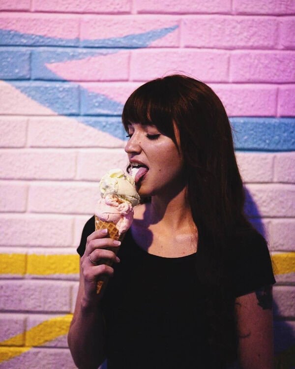 Girls With Ice Cream (24 pics)