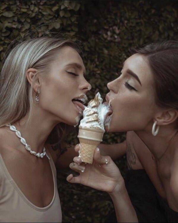Girls With Ice Cream (24 pics)
