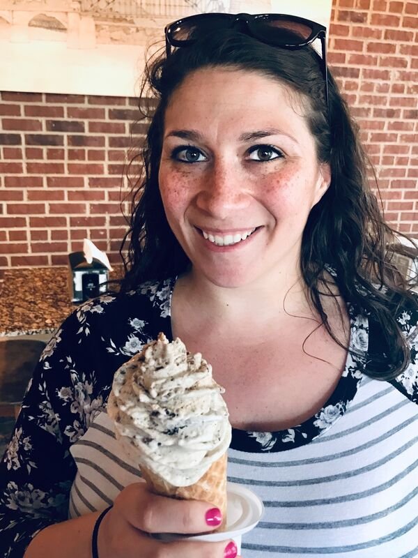Girls With Ice Cream (24 pics)