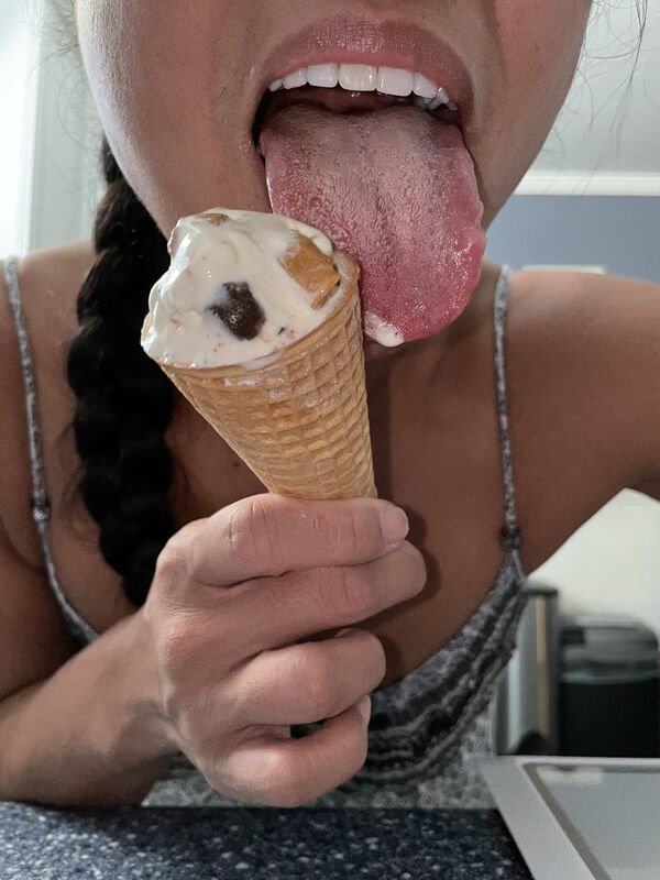 Girls With Ice Cream (24 pics)