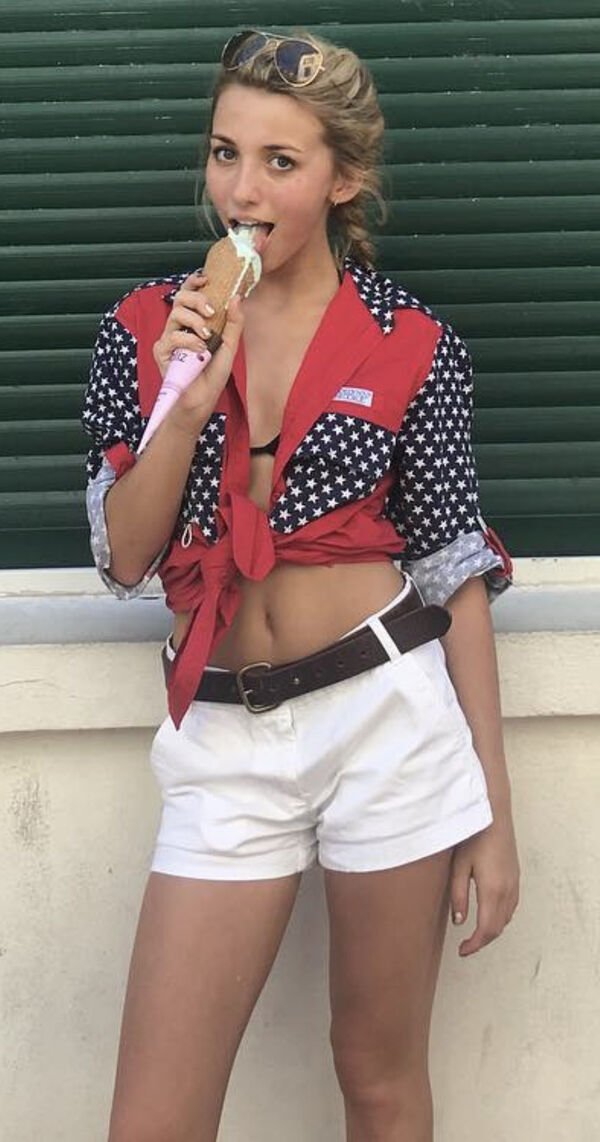 Girls With Ice Cream (24 pics)