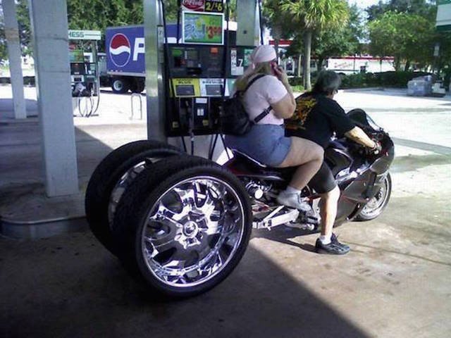 Strange Encounters On The Roads (44 pics)