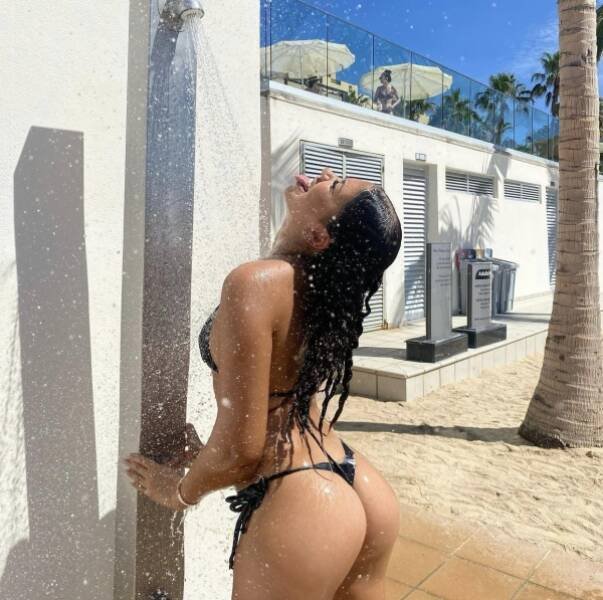 Wet Girls (52 pics)
