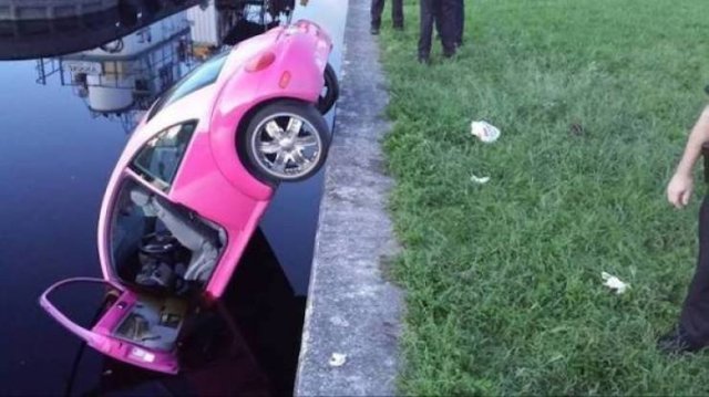 Weird Car Crashes (23 pics)