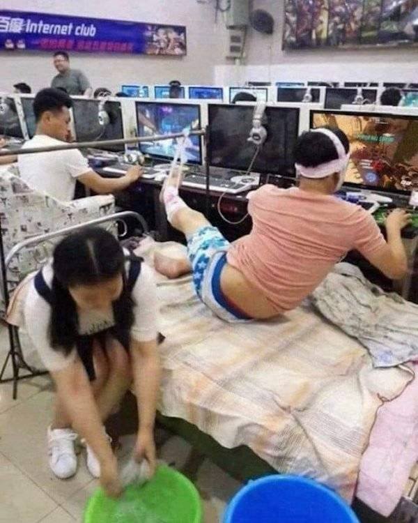 What Is Going On Here? (49 pics)