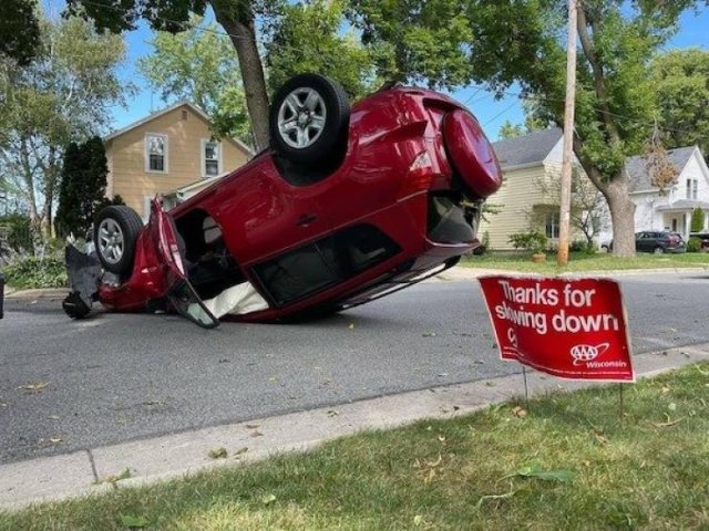 Weird Car Crashes (23 pics)