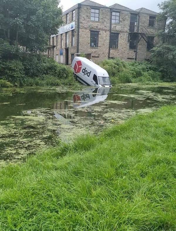 Weird Car Crashes (23 pics)