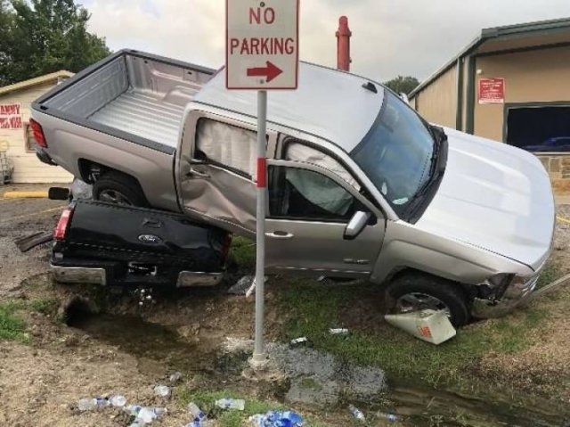 Weird Car Crashes (23 pics)
