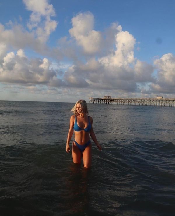Girls And Nature (41 pics)