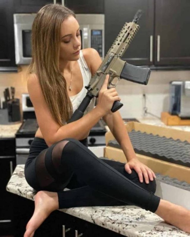 Girls With Guns (55 pics)