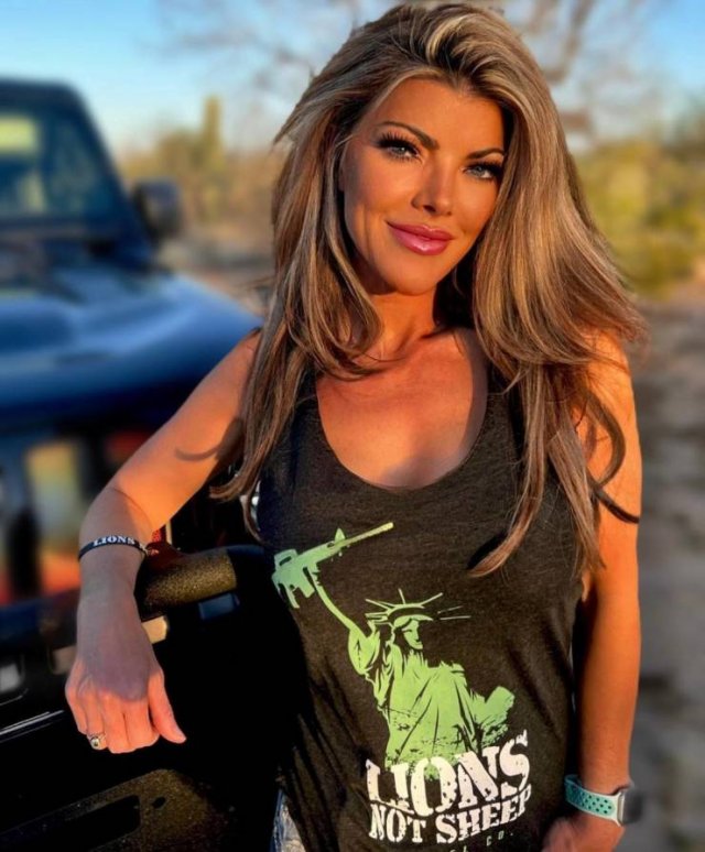 Girls With Guns (55 pics)