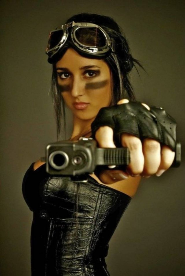 Girls With Guns (55 pics)