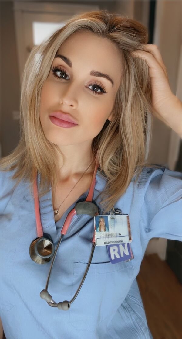 Hot Nurses (23 pics)