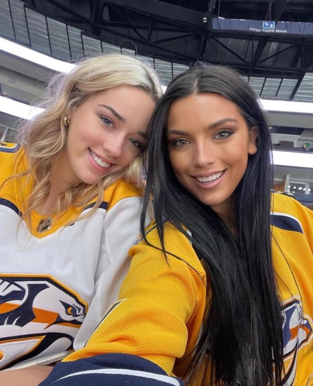 Girls In Hockey Sweaters (35 pics)