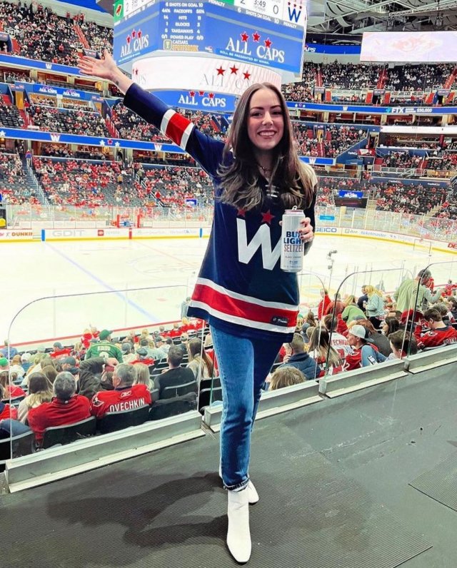 Girls In Hockey Sweaters (35 pics)