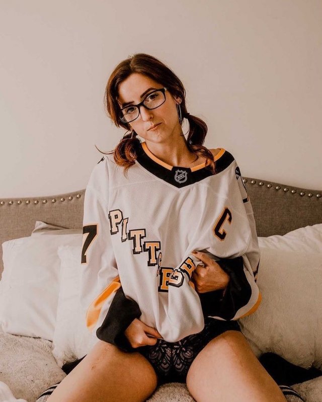 Girls In Hockey Sweaters (35 pics)