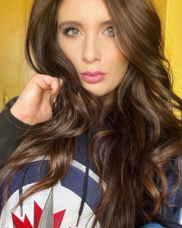 Girls In Hockey Sweaters (35 pics)