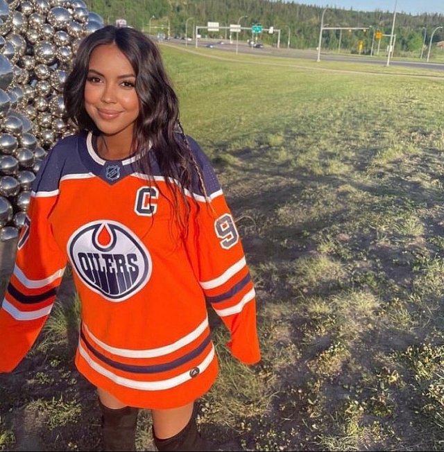 Girls In Hockey Sweaters (35 pics)