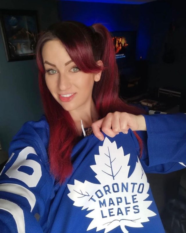 Girls In Hockey Sweaters (35 pics)