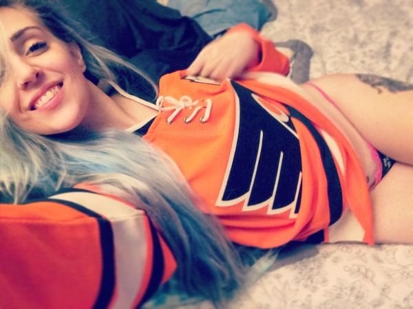 Girls In Hockey Sweaters (35 pics)