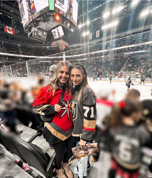 Girls In Hockey Sweaters (35 pics)