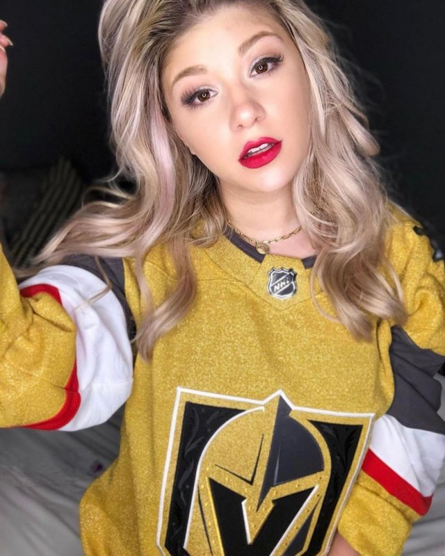 Girls In Hockey Sweaters (35 pics)