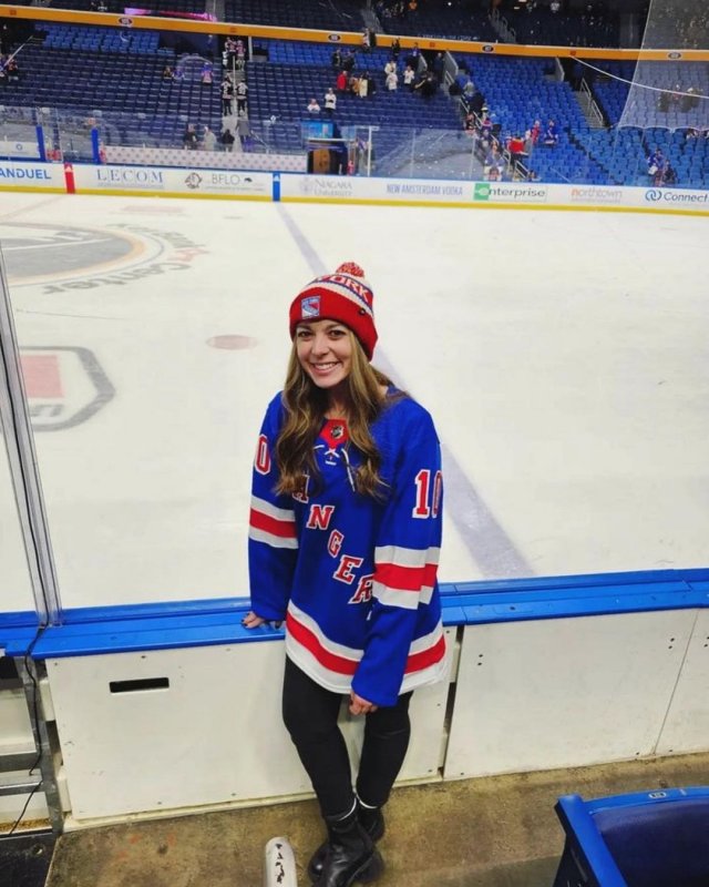 Girls In Hockey Sweaters (35 pics)