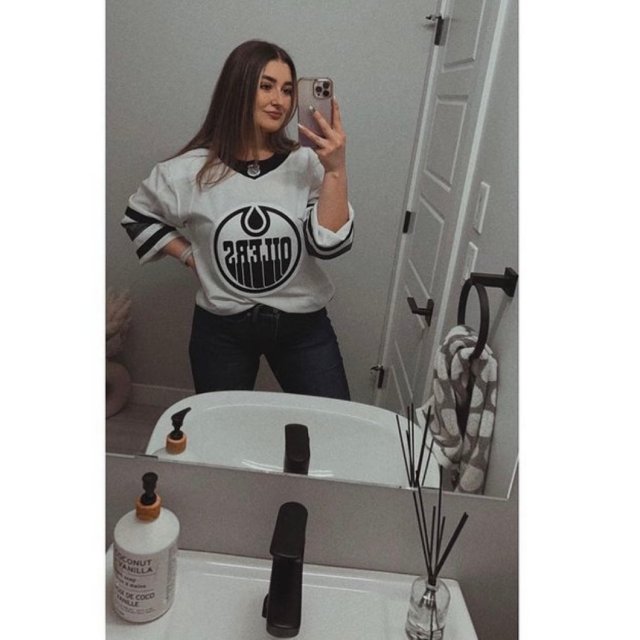 Girls In Hockey Sweaters (35 pics)