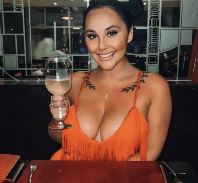 Busty Girls (40 pics)