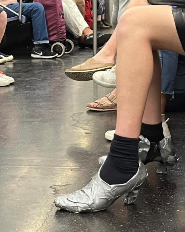 Weird People In The Subway (33 pics)