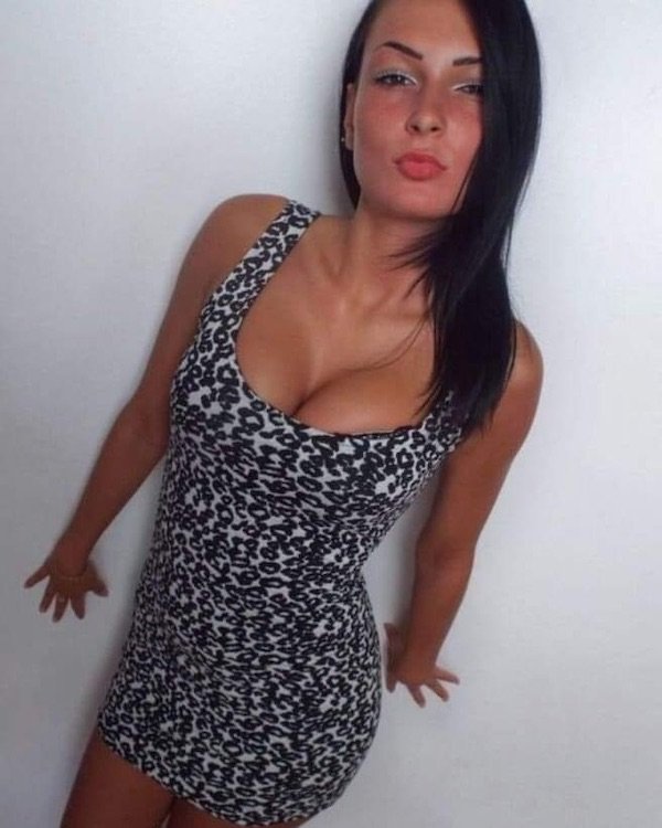 Girls In Dresses (51 pics)
