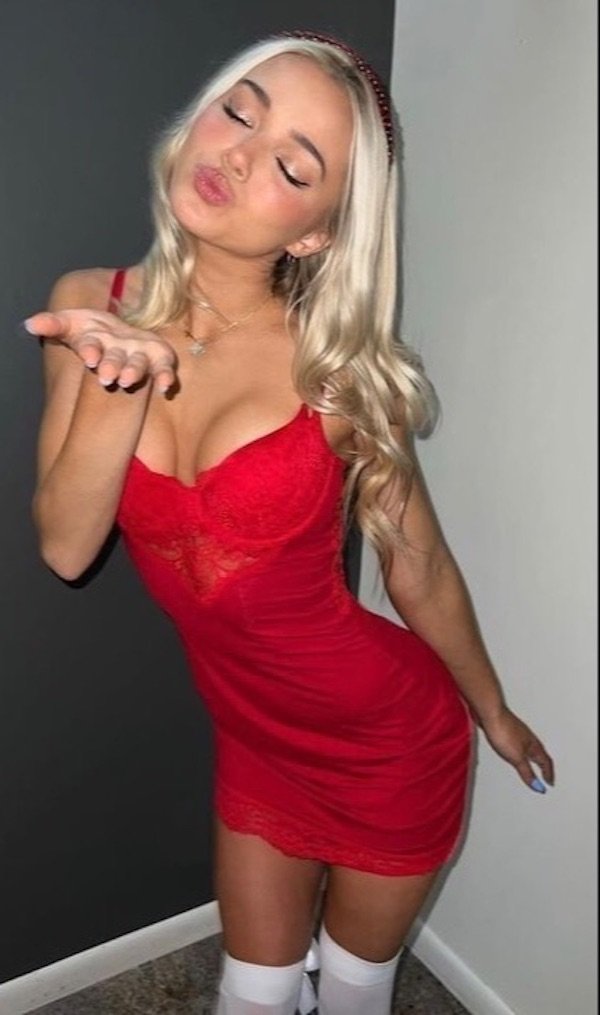 Girls In Dresses (51 pics)