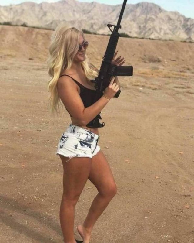 Girls With Guns (58 pics)