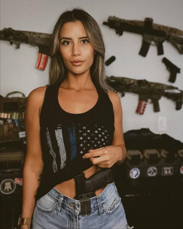 Girls With Guns (58 pics)