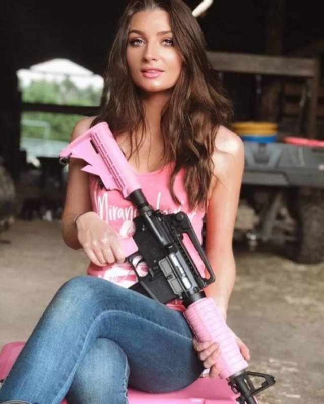 Girls With Guns (58 pics)